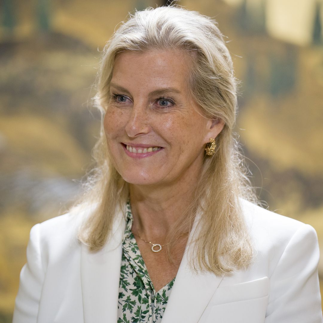 Duchess of Edinburgh goes barefoot in £600 dress