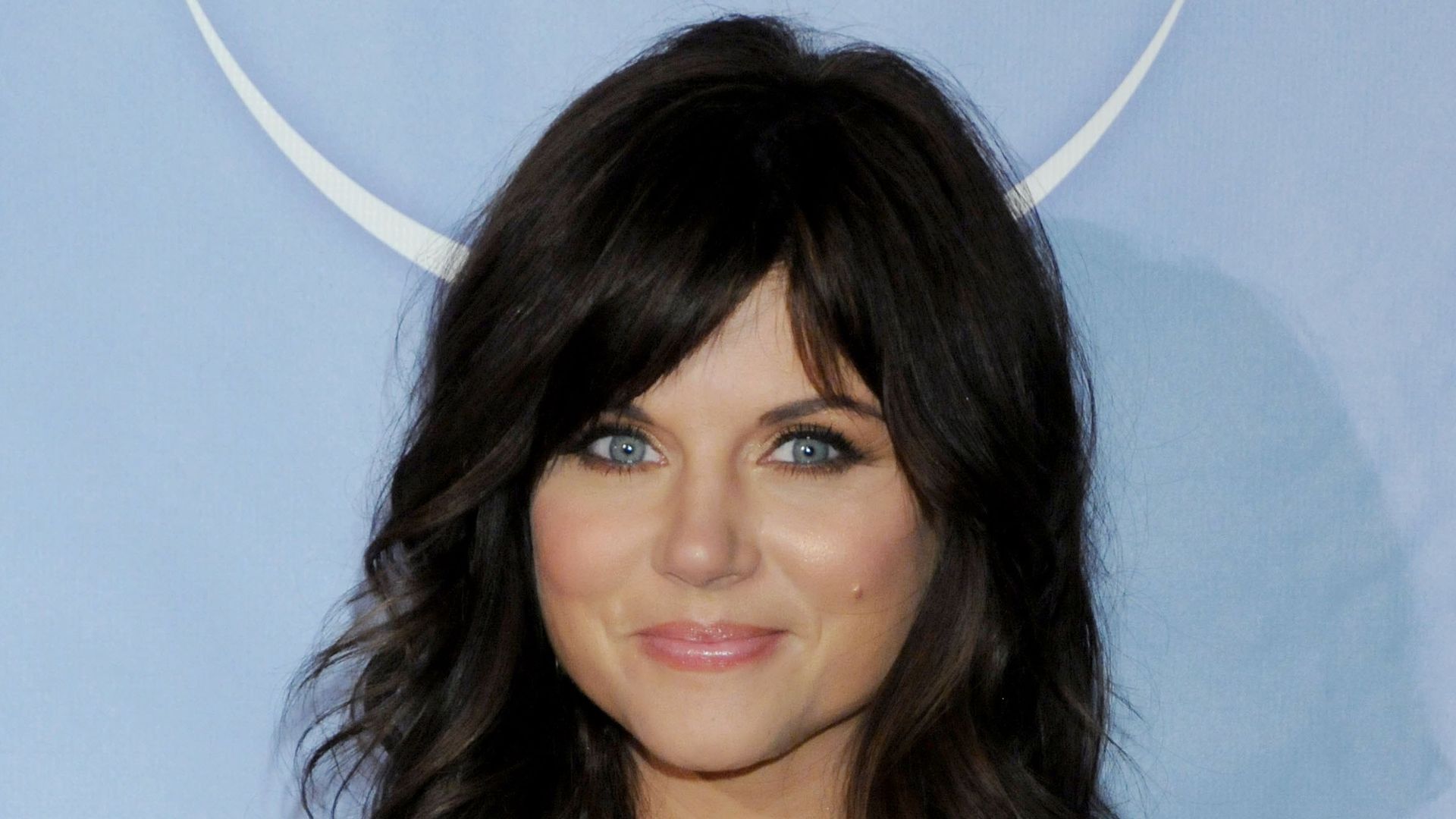 tiffani thiessen blue background